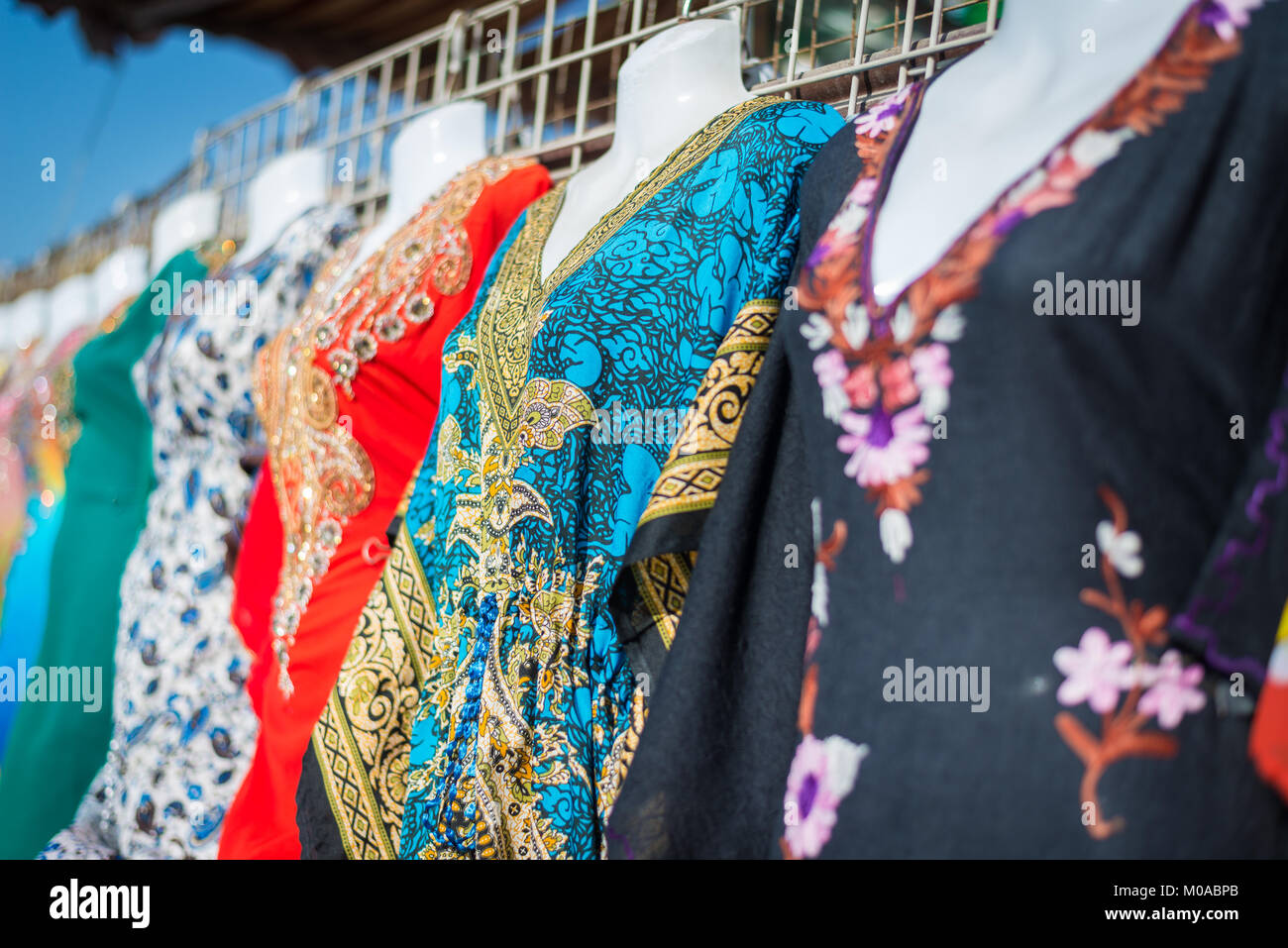 Les vêtements traditionnels dans l'un des boutiques locales à Bur Dubai, Émirats arabes unis, Émirats Arabes Unis Banque D'Images