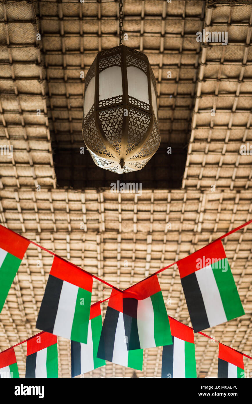 Une lanterne traditionnelle et les eau drapeau national, Deira, DUBAÏ, ÉMIRATS ARABES UNIS, Émirats Arabes Unis Banque D'Images