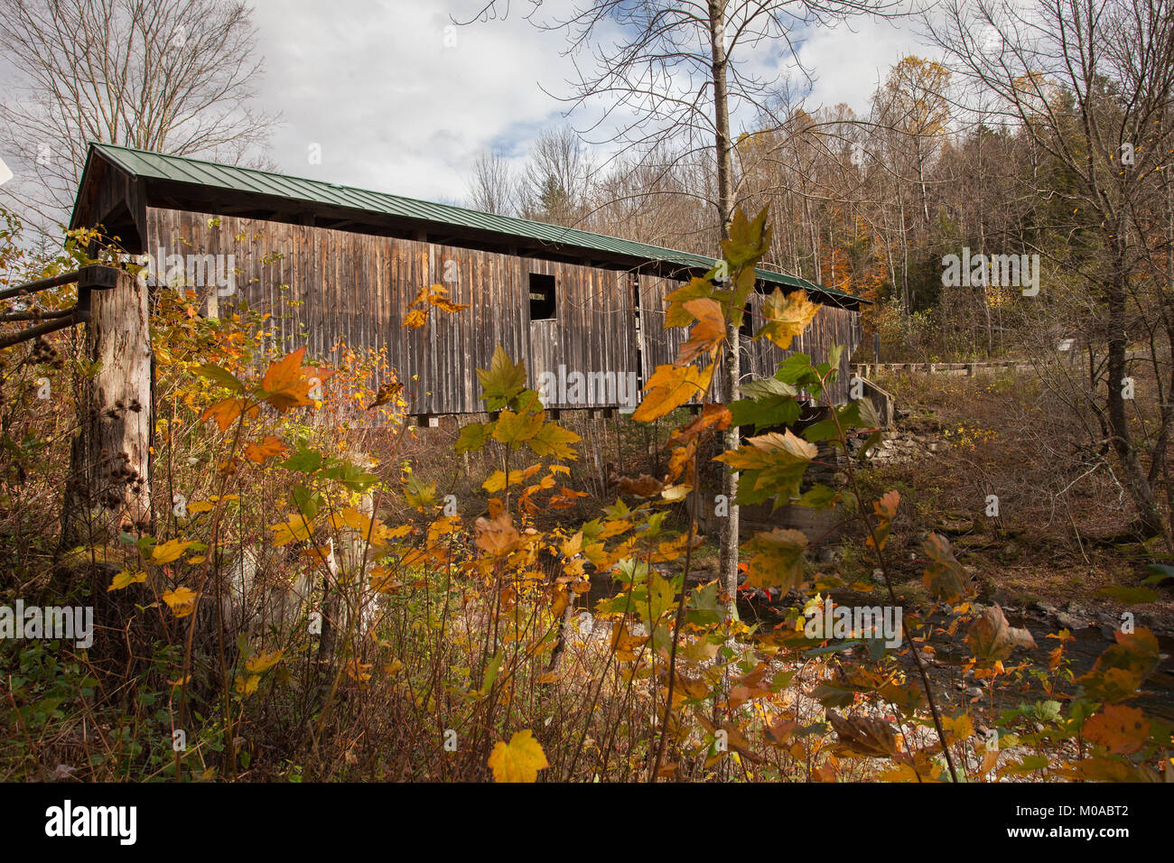 Pont couvert en bois au Vermont avec couleurs d'automne Banque D'Images