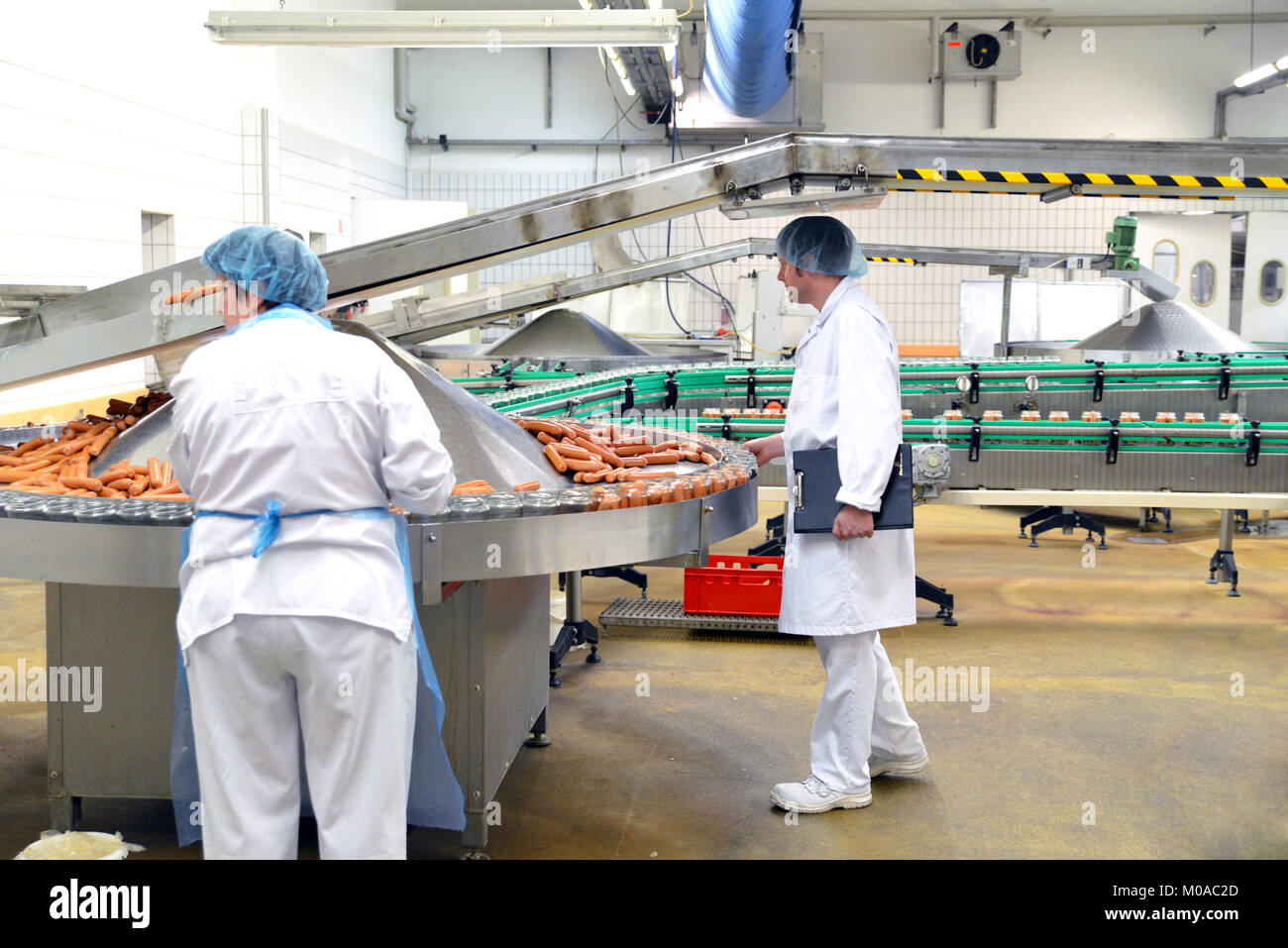 Le contrôle de la qualité dans une usine de traitement de la viande - production de saucisses dans une usine Banque D'Images
