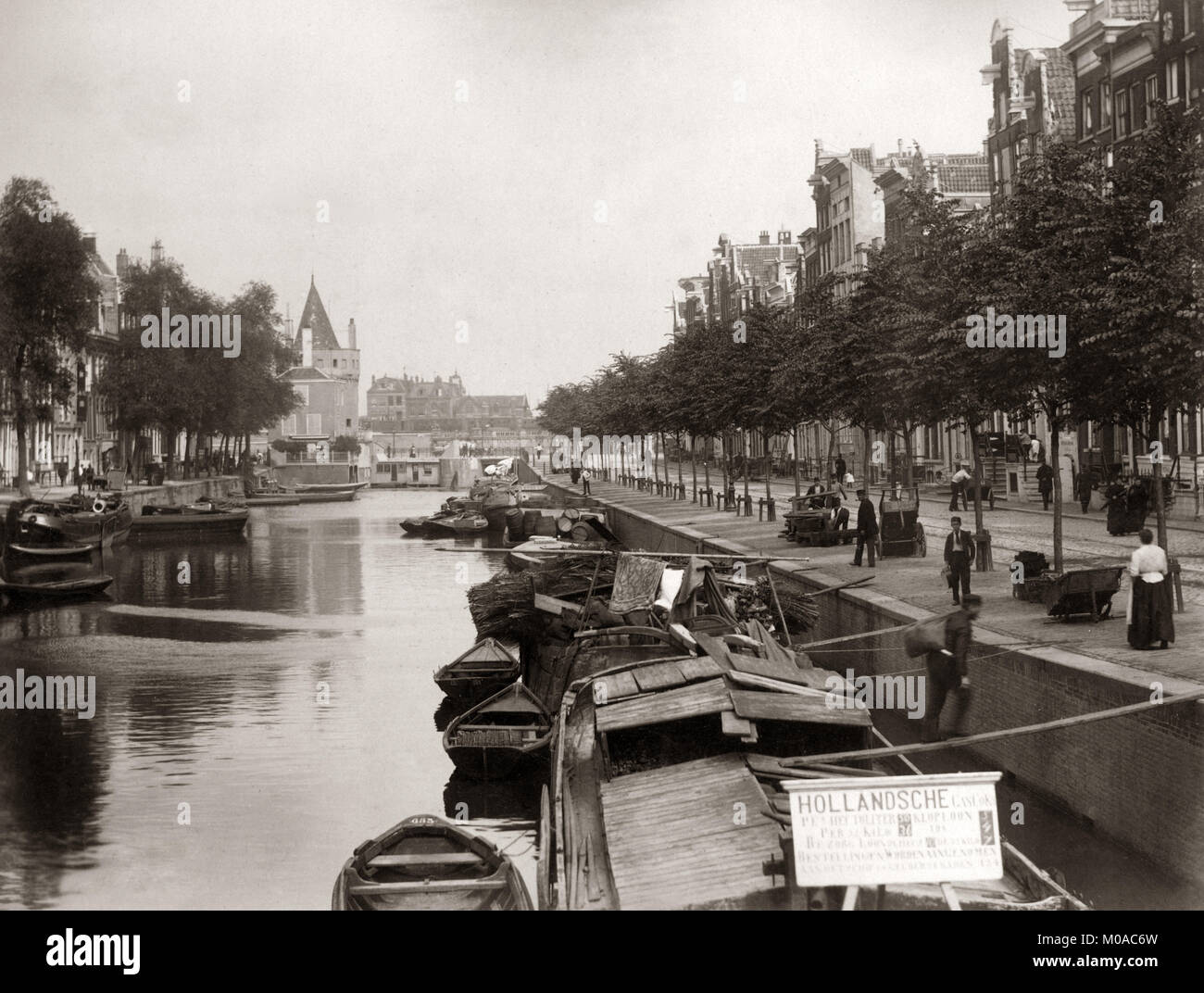 Scène du canal avec des bateaux, les Pays Bas, Hollande, 1890 Banque D'Images