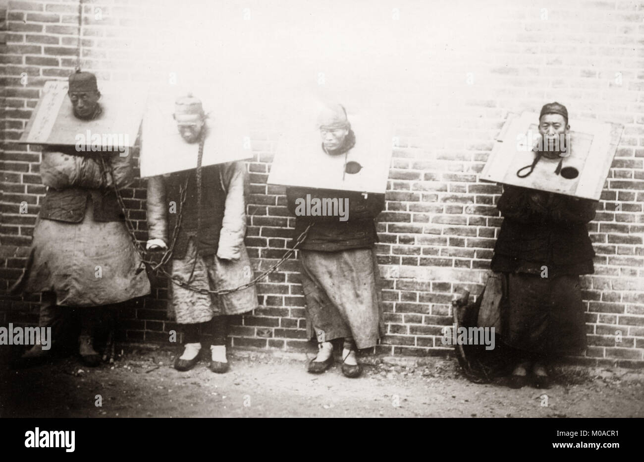 c.1890 Chine - types et métiers chinois - prisonniers en cangue Banque D'Images