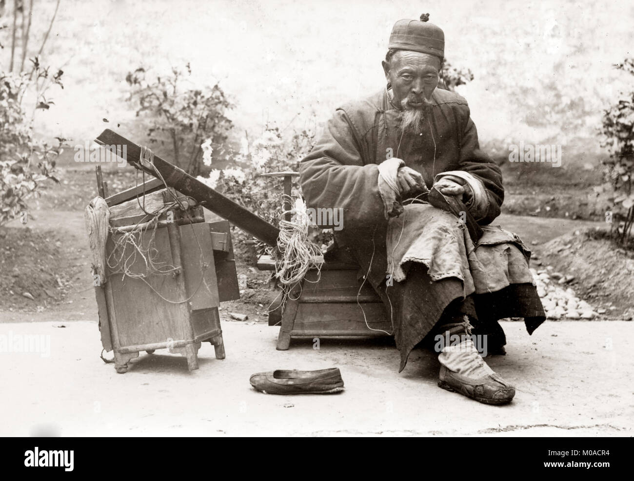 c.1890 Chine - types et métiers chinois - vendeur de rue - cobbler Banque D'Images