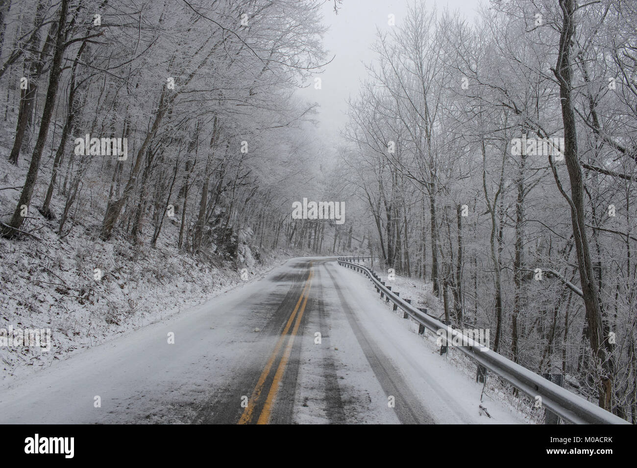 Les routes couvertes de neige dans les montagnes Banque D'Images