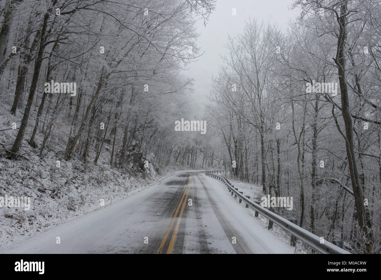 Les routes couvertes de neige dans les montagnes Banque D'Images