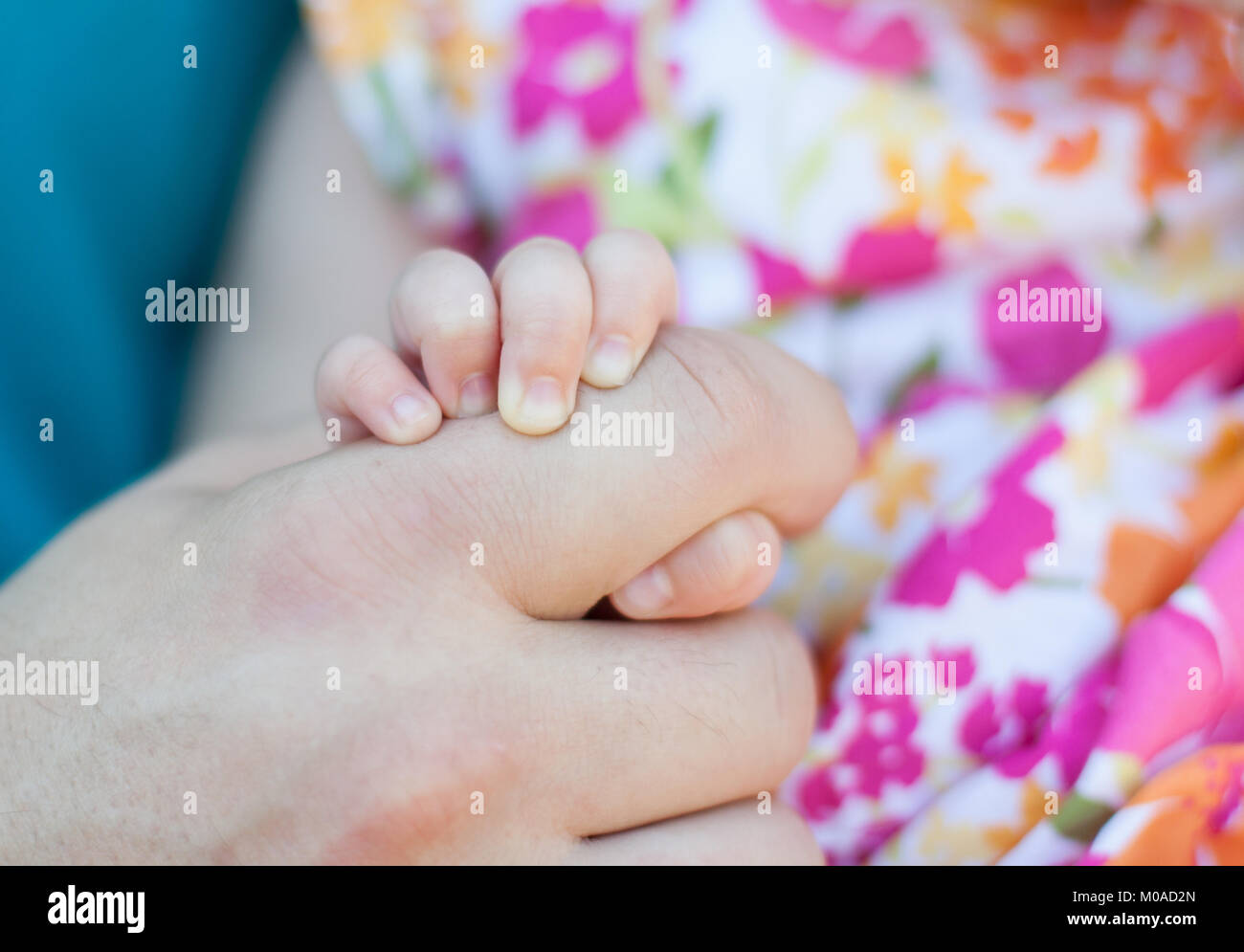 Close up d'une petite fille tenant la main de son père Banque D'Images