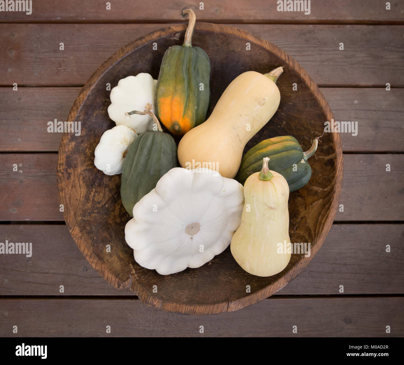 Variété de squash dans un bol en bois Banque D'Images