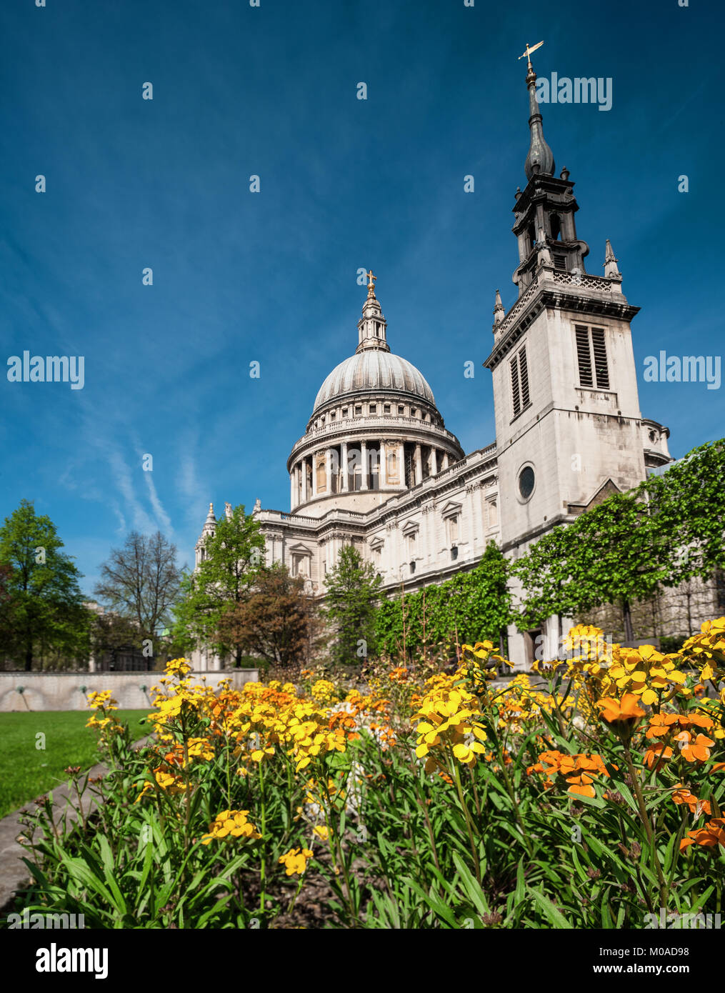 Londres, la Cathédrale St Paul au printemps Banque D'Images