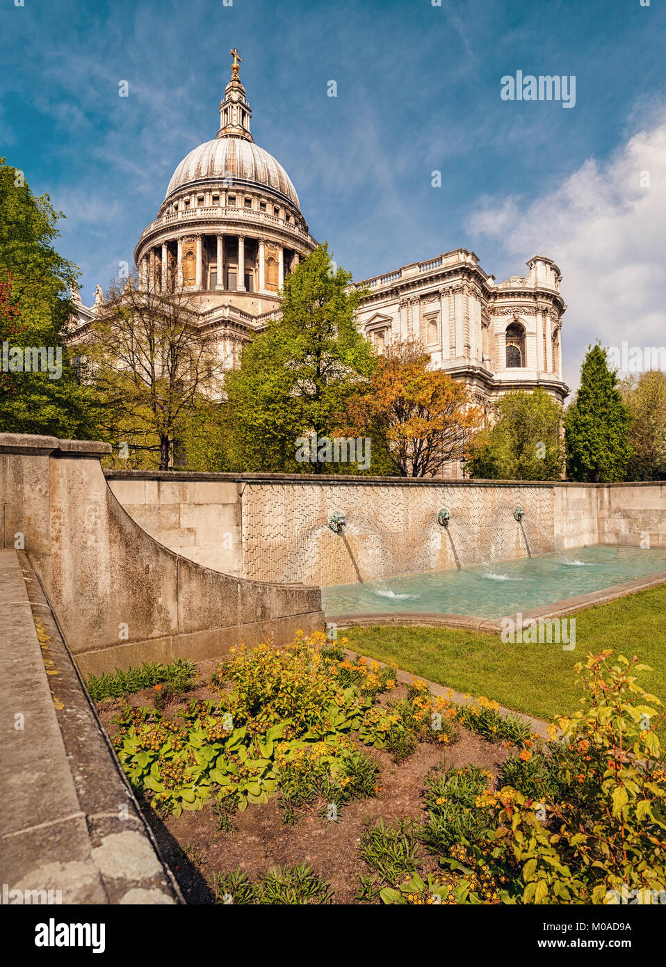 Londres, la Cathédrale St Paul sur une journée lumineuse au printemps Banque D'Images