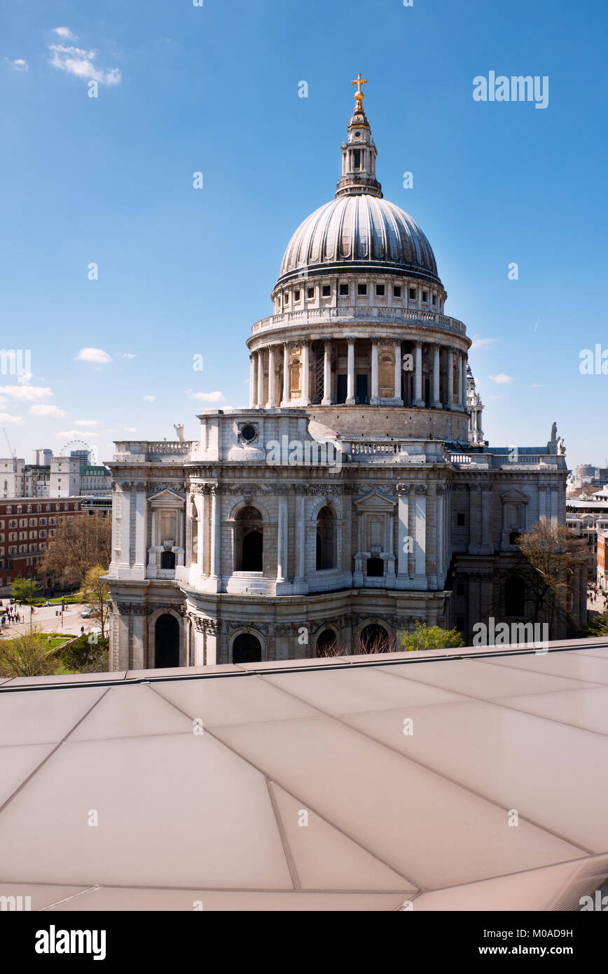 La Cathédrale St Paul à Londres, en Angleterre, lors d'une journée ensoleillée Banque D'Images