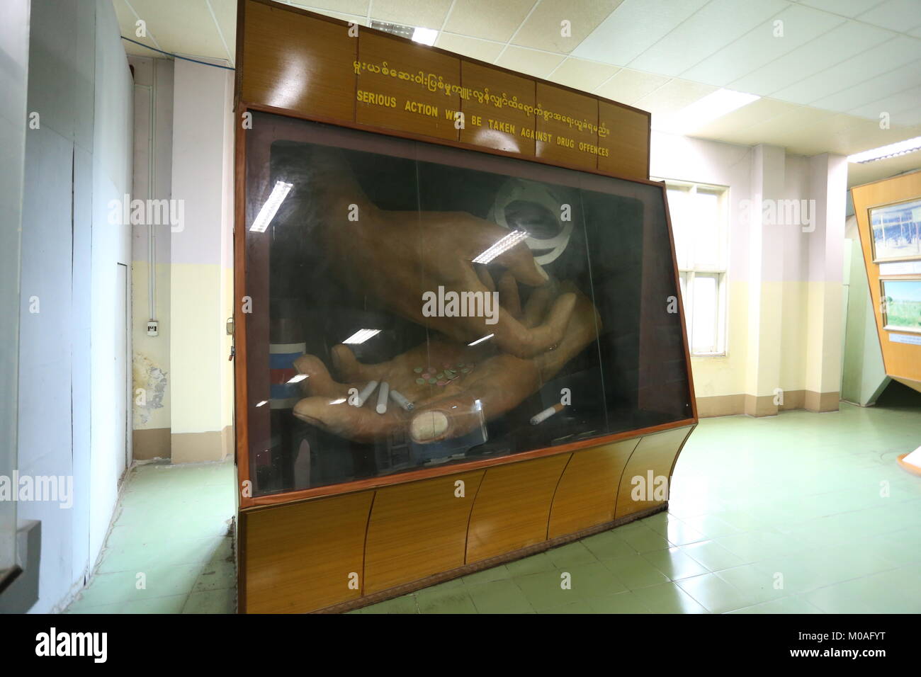 Le Musée de l'élimination des drogues à Yangon est rempli d'affiche nous avertissent des dangers et des risques de la toxicomanie. Banque D'Images