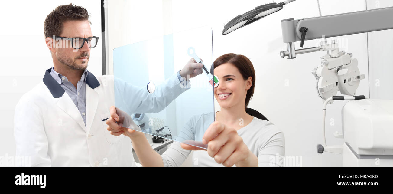 L'examen de la vue, optométriste patient femme pointant vers le trou sur plexiglas, test de dominance oculaire Banque D'Images