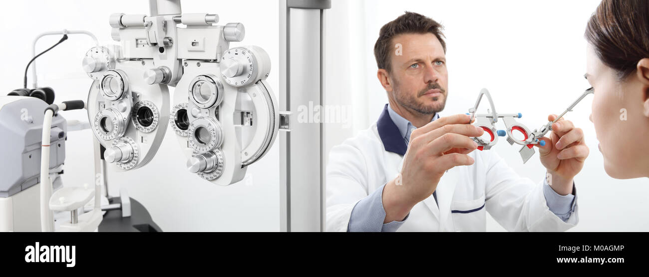 Optométriste avec châssis d'essai l'examen de la vue patient femme dans le bureau de l'opticien Banque D'Images