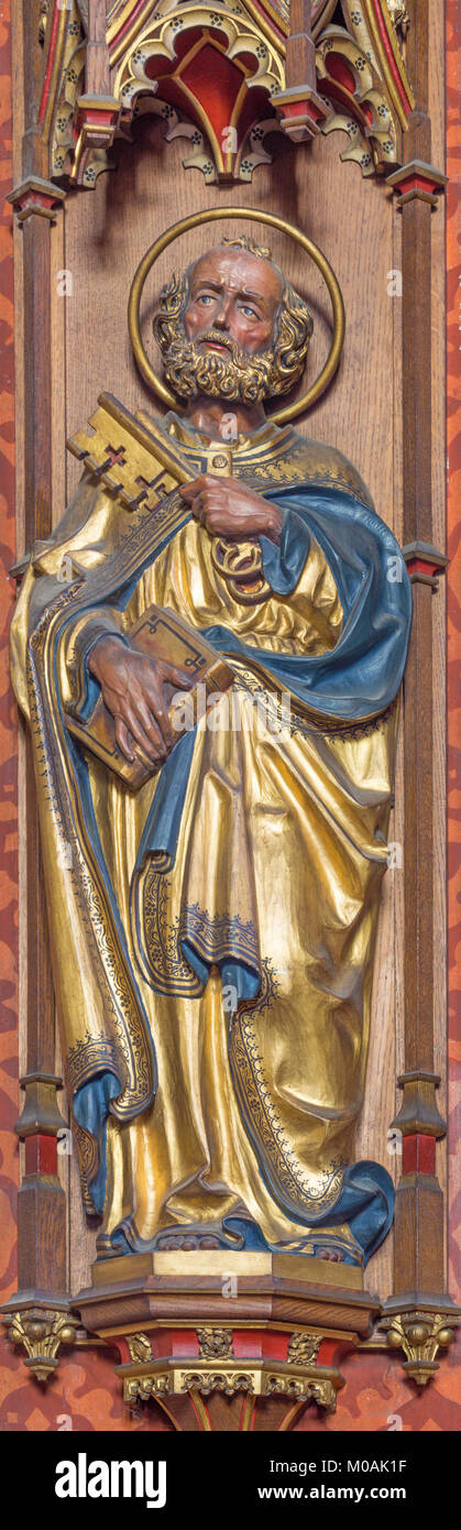 Paris, France - 17 septembre 2017 : La statue de Saint Pierre Apôtre à l'église St Barnabas conçu par Thomas Potter de 19. 100. Banque D'Images