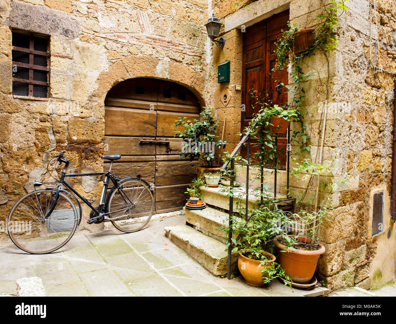 Escalier et fontaine dans une rue typique de Pitigliano - Grosseto, Italie Banque D'Images