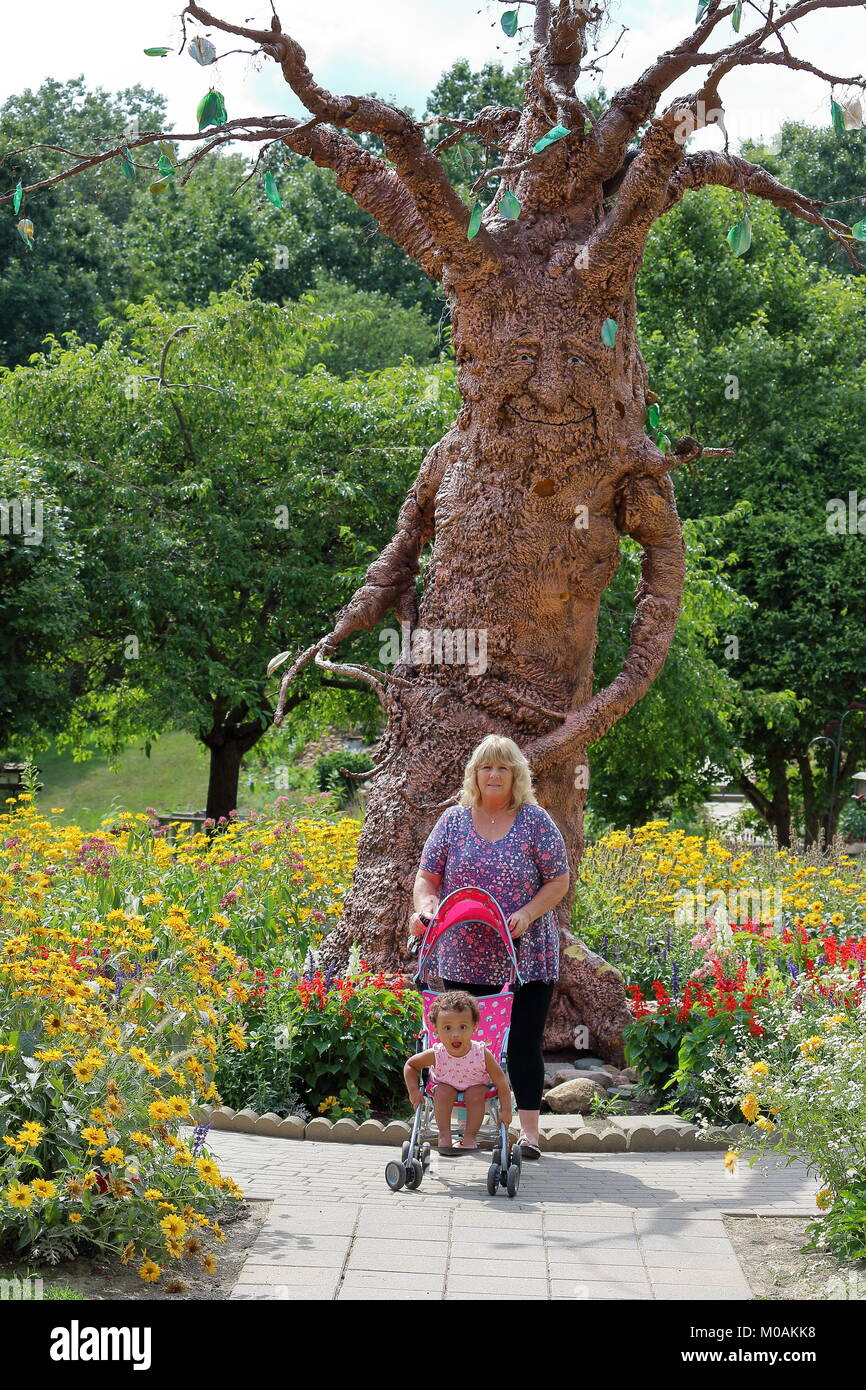 Femme avec bébé à nature centre. Banque D'Images