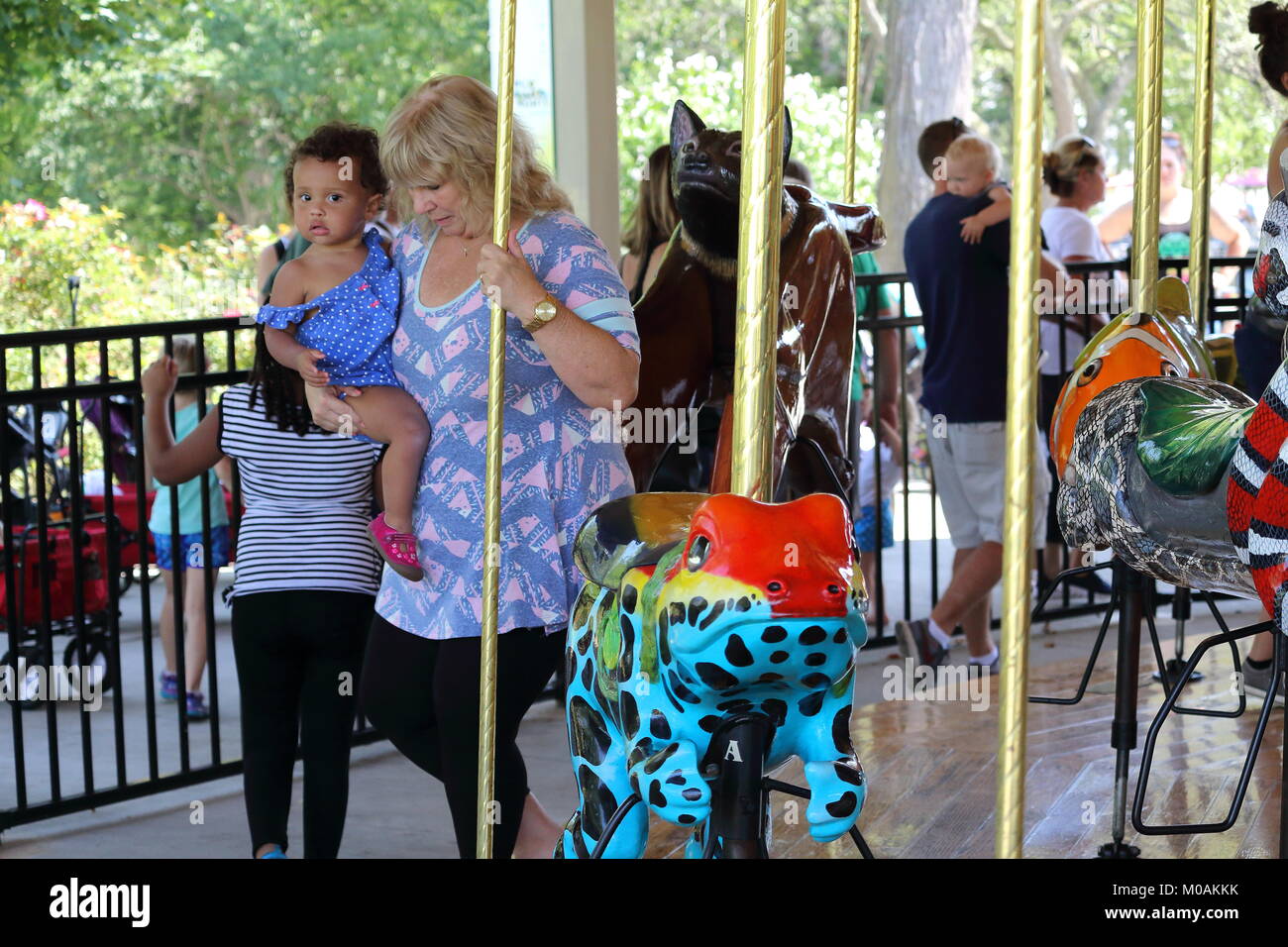 Femme avec sa petite-fille sur carousel au zoo de Détroit. Banque D'Images