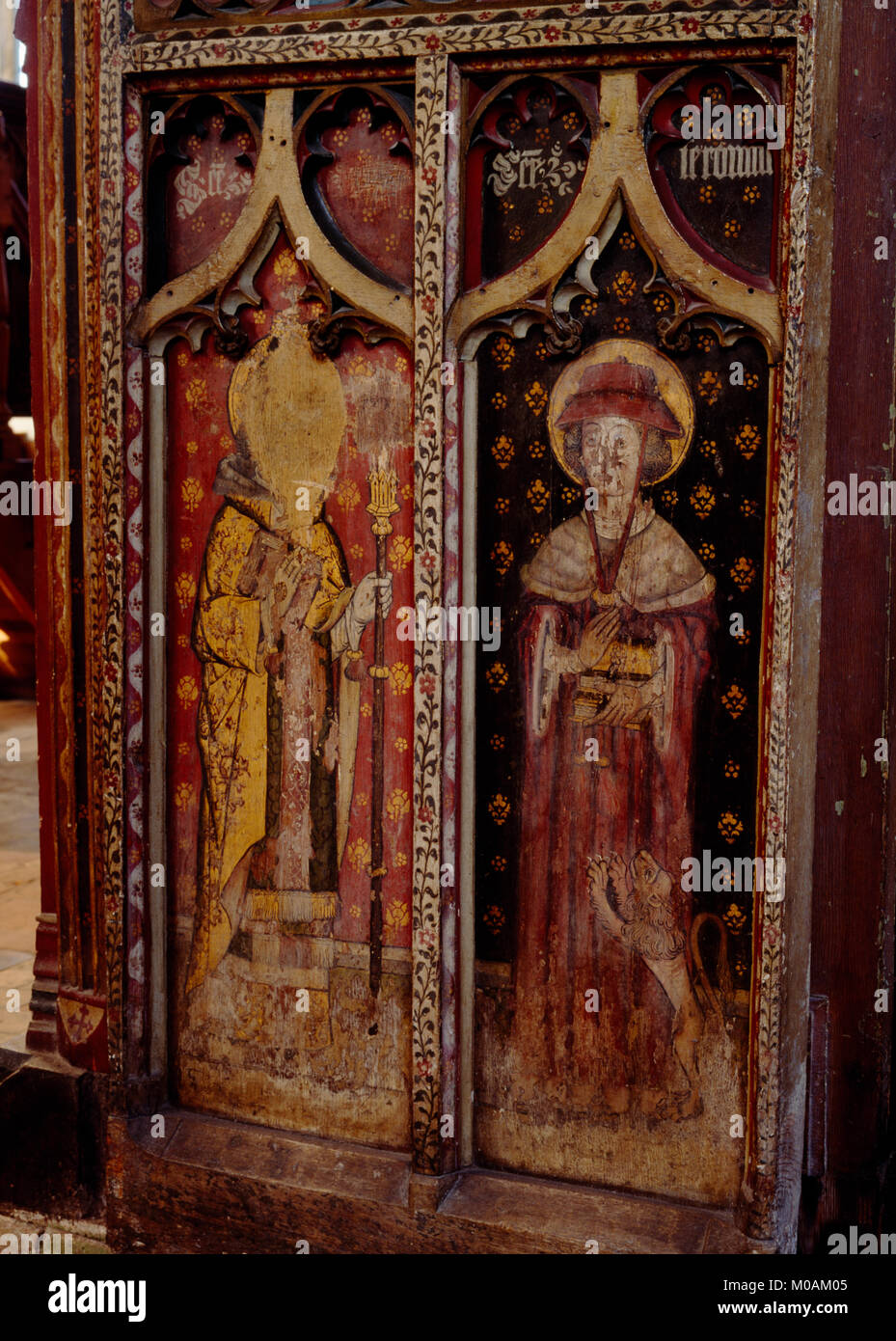 N la moitié de C 15ème jubé porte dans St Agnes' Church, à Cawston : peintures flamandes de Saint Grégoire habillé comme le Pape (dégradé) et St Jérôme comme un cardinal Banque D'Images