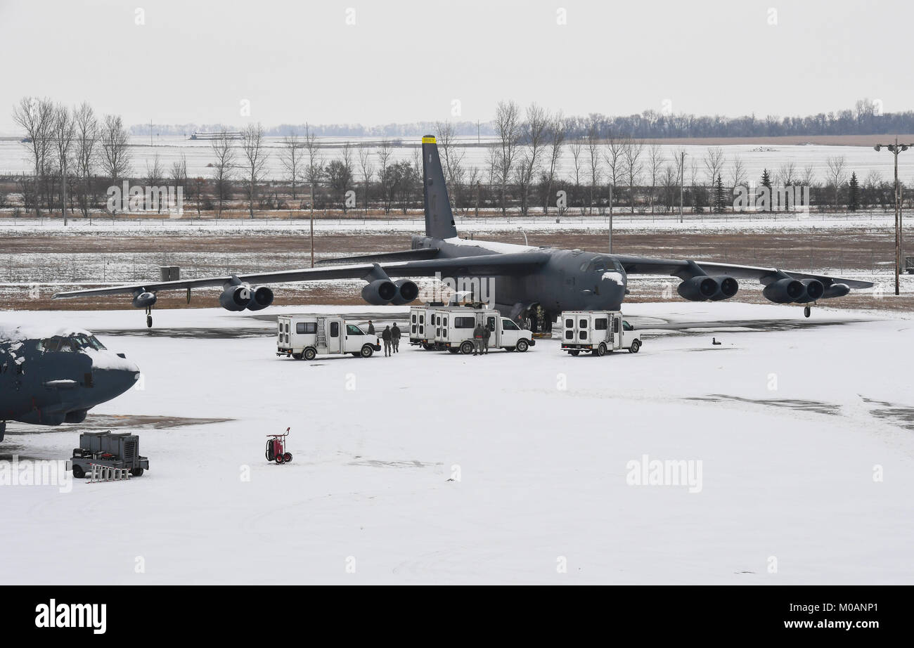 Un B-52H Stratofortress affecté à Air Force Global Strike Command (AFGSC) se prépare à décoller de Minot Air Force Base, N.D., 4 novembre 2017, au cours de l'effort global Thunder 18. Banque D'Images