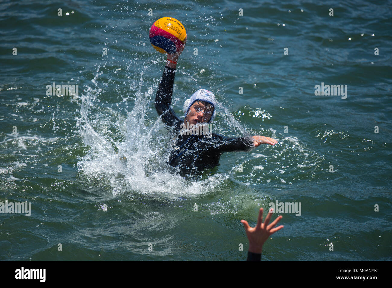 Action d'un match de water-polo joué à Cape Town, Afrique du Sud Banque D'Images