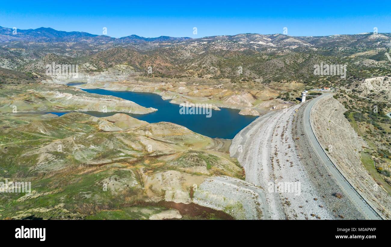 Oiseau de l'antenne de Kalavasos barrage en enrochements, Larnaca, Chypre. La rue pont sur le passage à niveau du réservoir de la rivière Vasilikos et les collines autour de th Banque D'Images