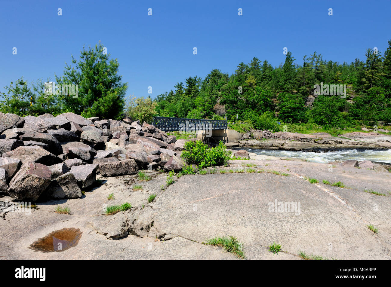 Ce pont Bailey est le seul lien terrestre de la réserve de la Première nation de Dokis Banque D'Images