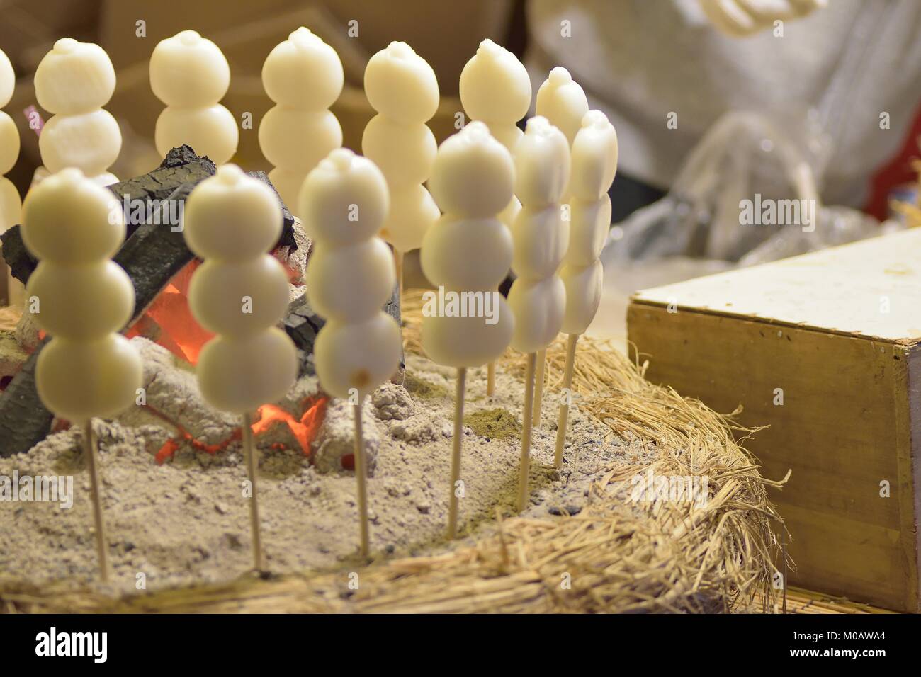 L'alimentation de rue japonais Dango (rice dumpling) plat sucré pendant le festival traditionnel Banque D'Images
