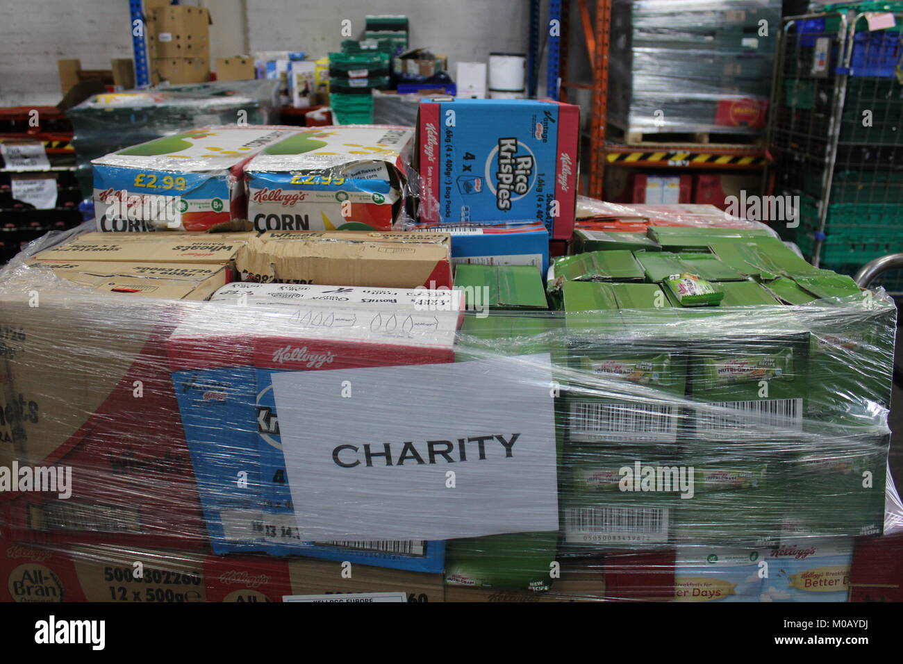 Dons de céréales de petit déjeuner dans un entrepôt avec l'étiquette la charité sur la palette à utiliser par FareShare Greater Manchester pour lutter contre la pauvreté alimentaire Banque D'Images