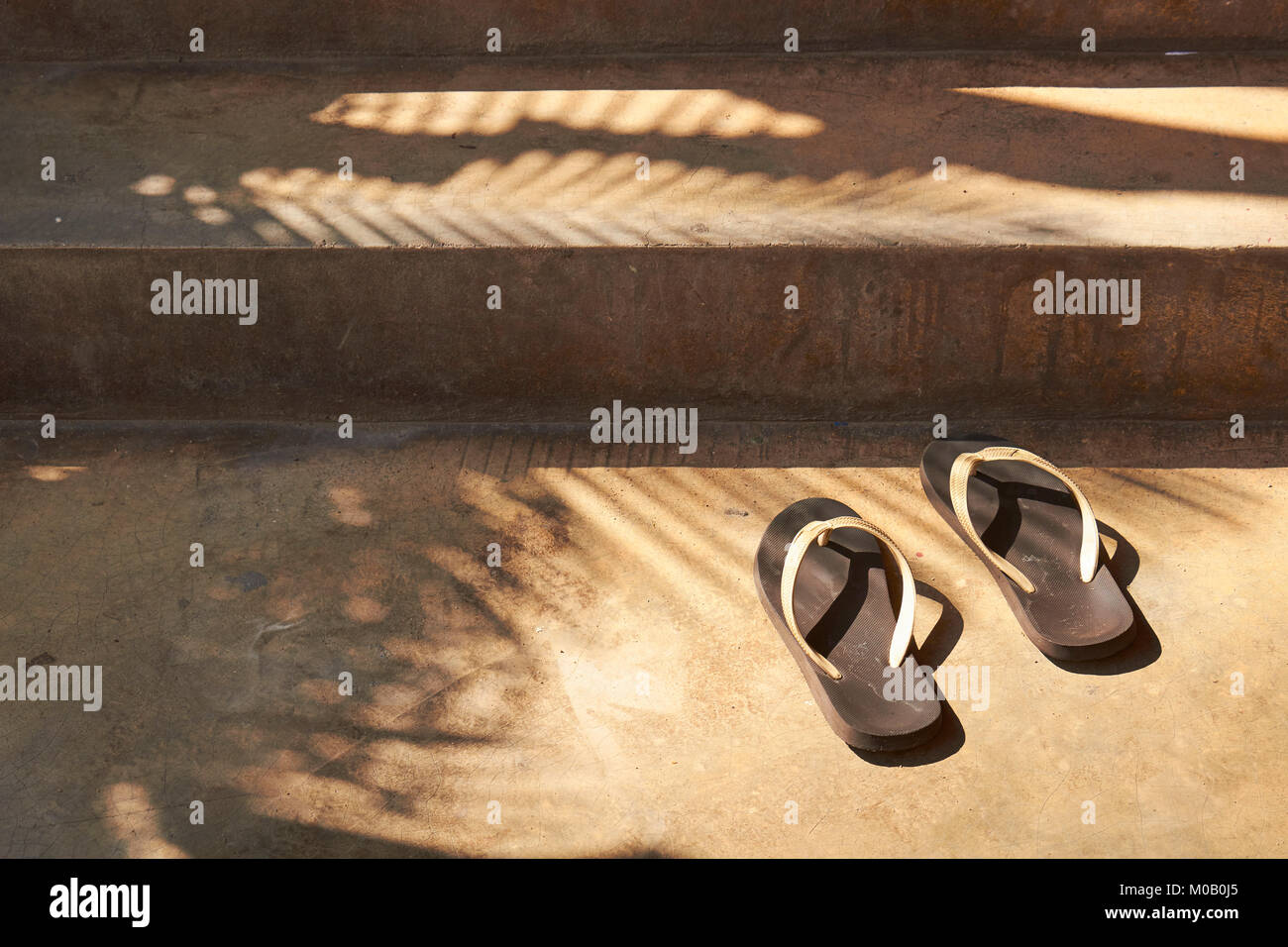 Une paire de chaussons sur les marches du temple, Chiang Mai, Thaïlande Banque D'Images