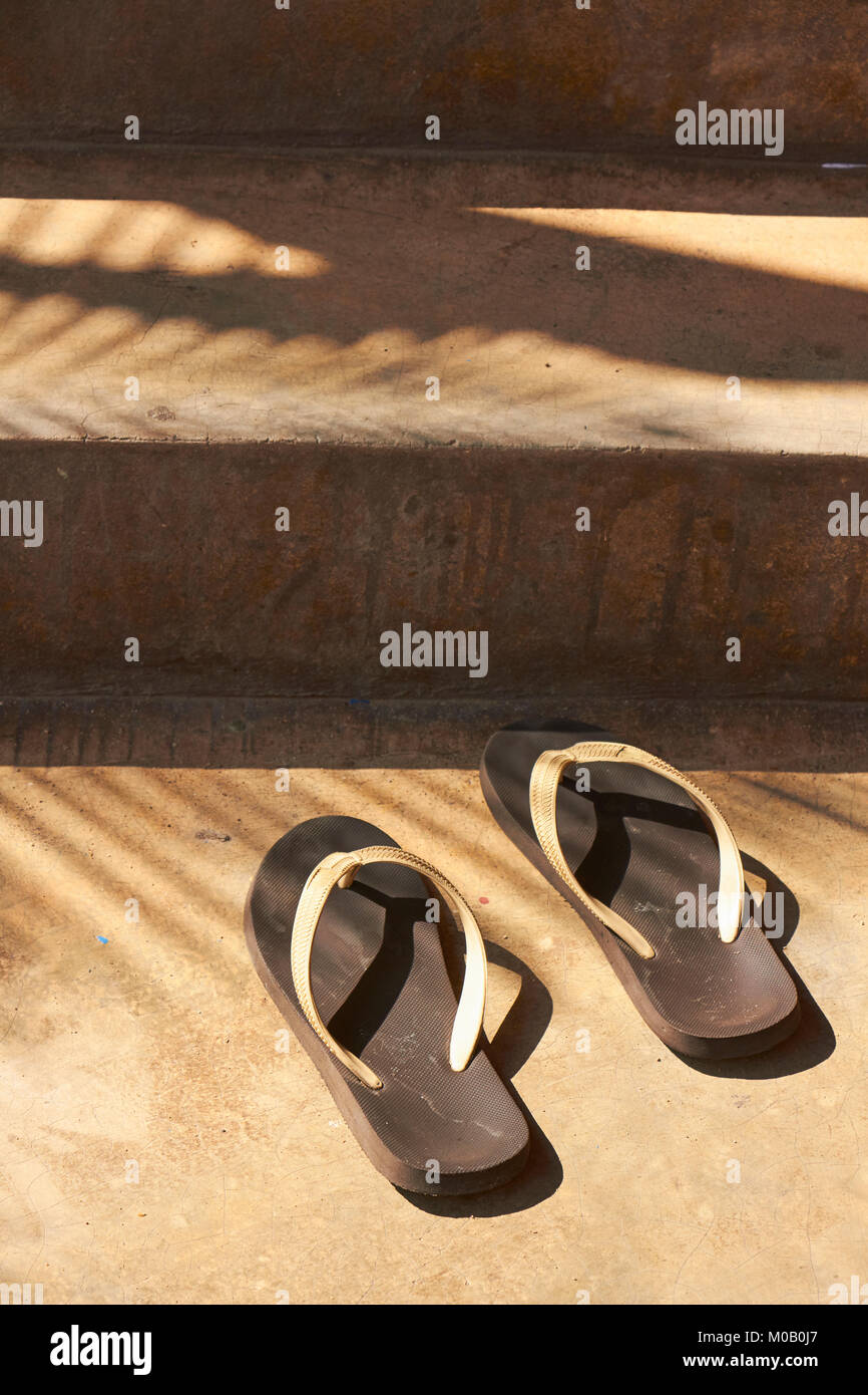 Une paire de chaussons sur les marches du temple, Chiang Mai, Thaïlande Banque D'Images