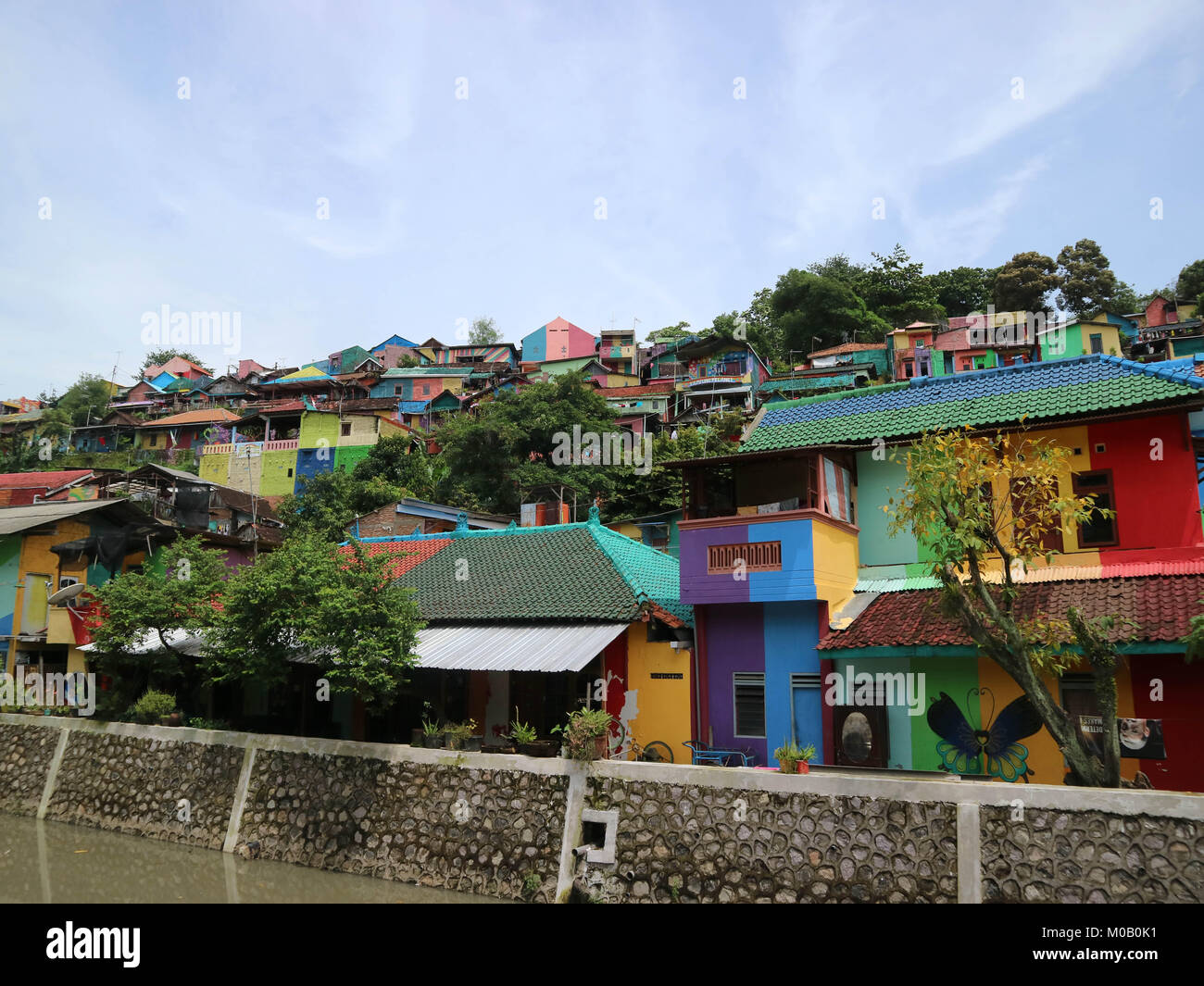 La colorée ou 'Rainbow' village (Kampung Pelangi) de Semarang, Central Java, Indonésie. Il a été bidonville auparavant. Pic a été prise en janvier 2018. Banque D'Images