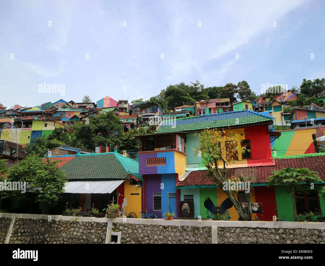 La colorée ou 'Rainbow' village (Kampung Pelangi) de Semarang, Central Java, Indonésie. Il a été bidonville auparavant. Pic a été prise en janvier 2018. Banque D'Images