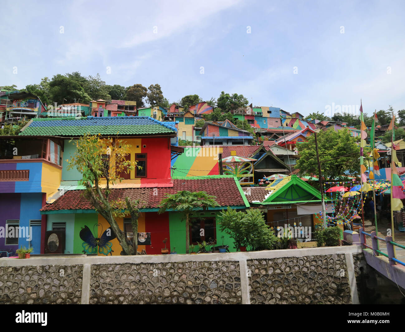 La colorée ou 'Rainbow' village (Kampung Pelangi) de Semarang, Central Java, Indonésie. Il a été bidonville auparavant. Pic a été prise en janvier 2018. Banque D'Images