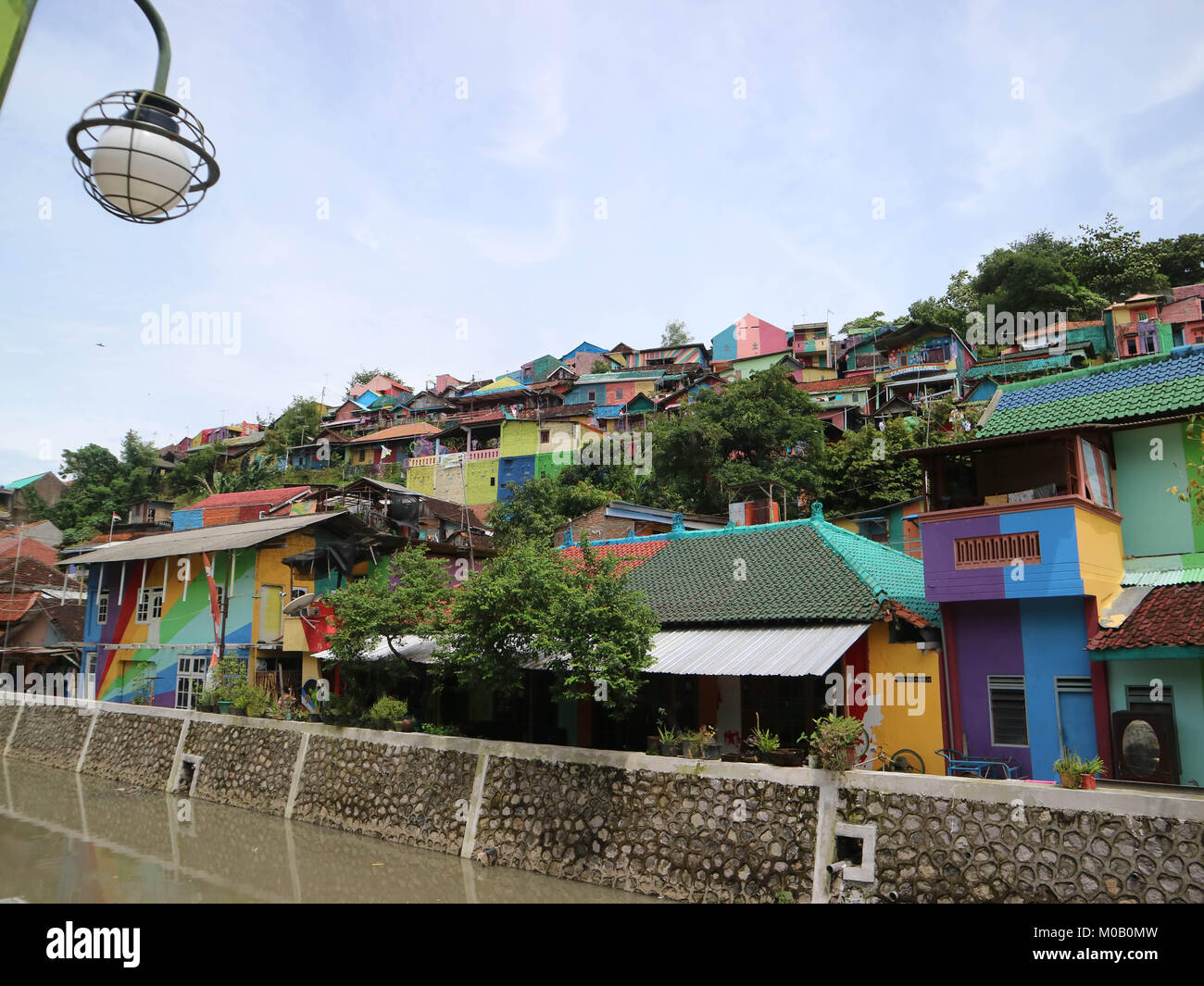 La colorée ou 'Rainbow' village (Kampung Pelangi) de Semarang, Central Java, Indonésie. Il a été bidonville auparavant. Pic a été prise en janvier 2018. Banque D'Images