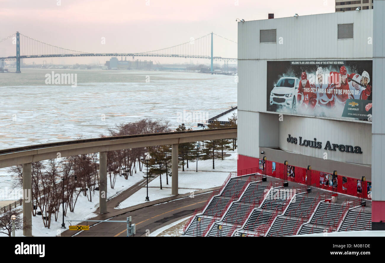 Detroit, Michigan - la Joe Louis Arena sur la rivière Détroit. L'arène était à la maison pour les Red Wings de Détroit de la Ligue nationale de hockey de 1979 à 2 Banque D'Images