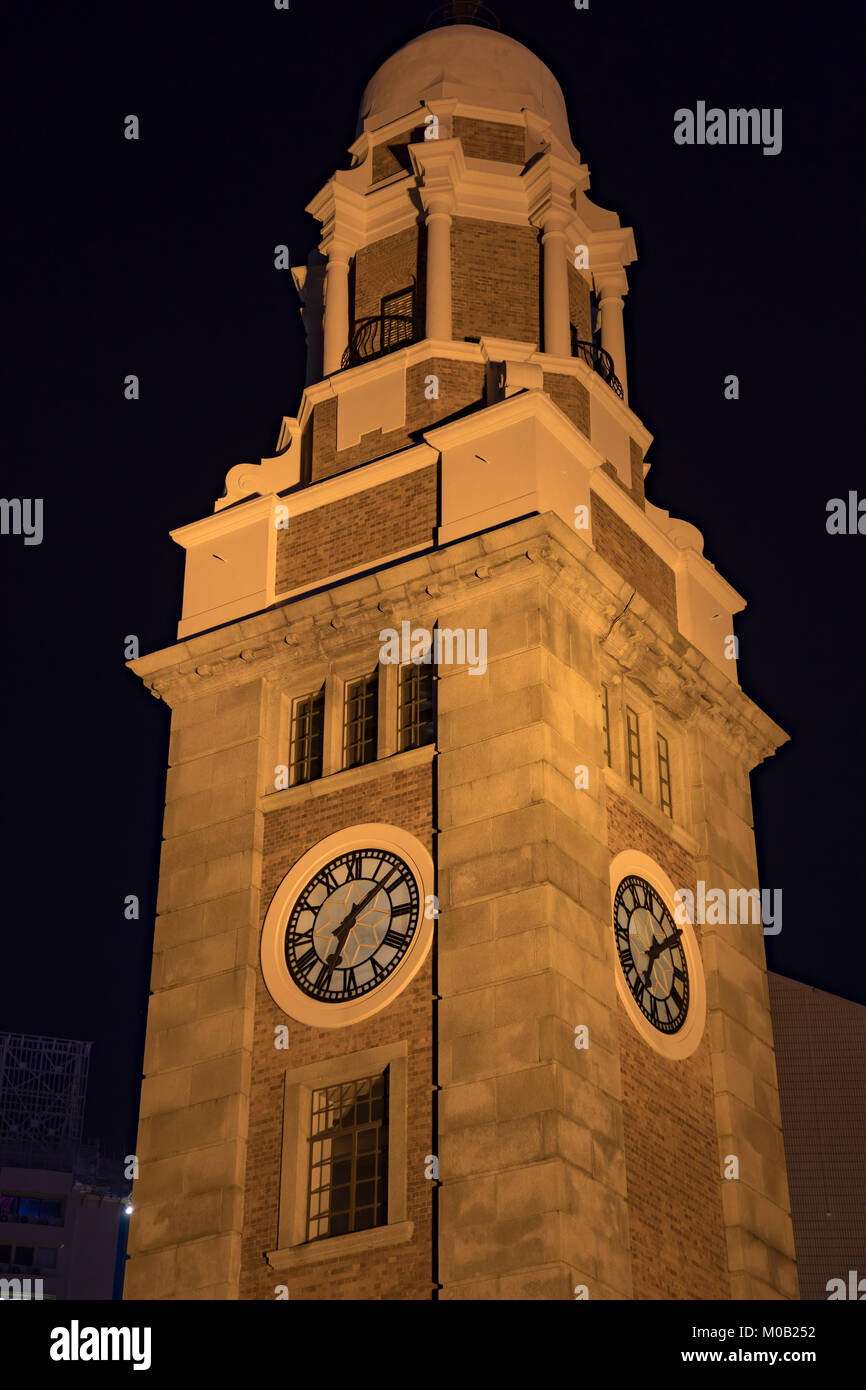 Jan 11, 2018 Hong Kong Chine Asie l'ancienne gare tour de l'horloge de Tsim Sha Tsui dans la nuit Banque D'Images