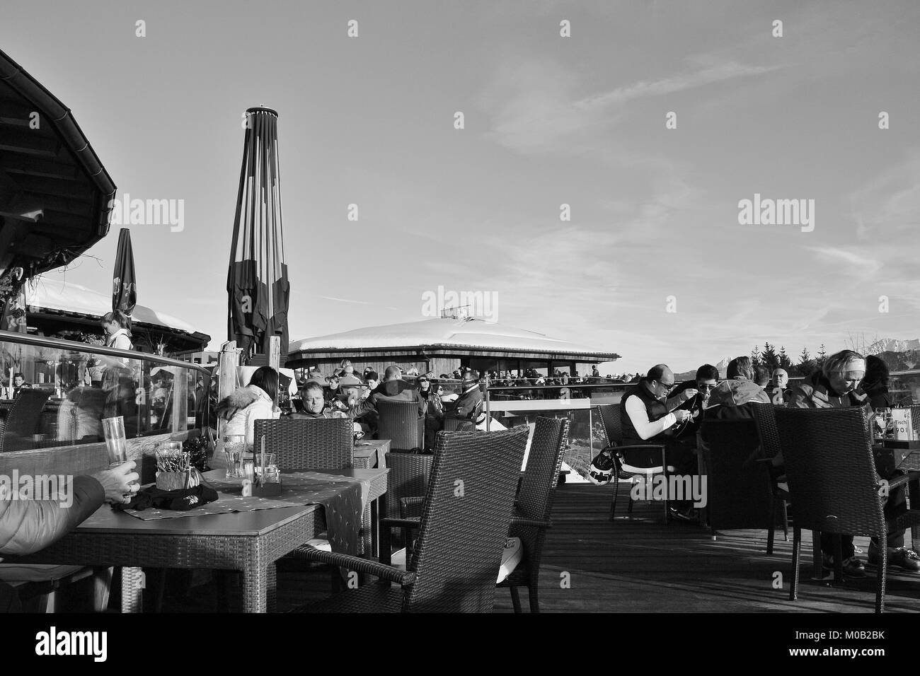 Sur la terrasse d'un restaurant de montagne. Les gens prennent une pause après le ski. Câble d'Areit station (1400m). Zell am See, Autriche, Europe. Banque D'Images