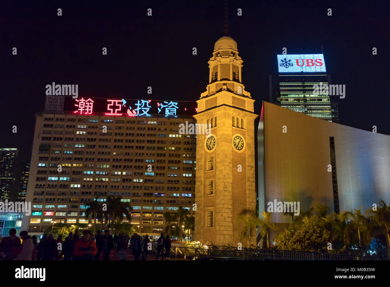 Jan 11, 2018 Hong Kong Chine Asie l'ancienne gare tour de l'horloge de Tsim Sha Tsui dans la nuit Banque D'Images