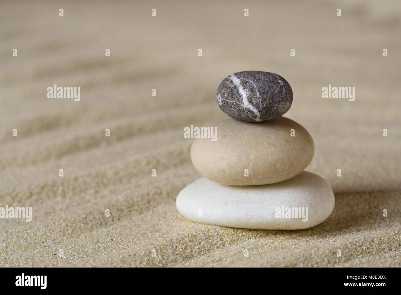 Tas de pierres sur la plage de sable équilibré close-up Banque D'Images