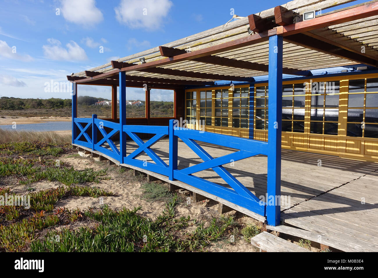 Scène d'hiver avec plage fermé cafe en Algarve Banque D'Images