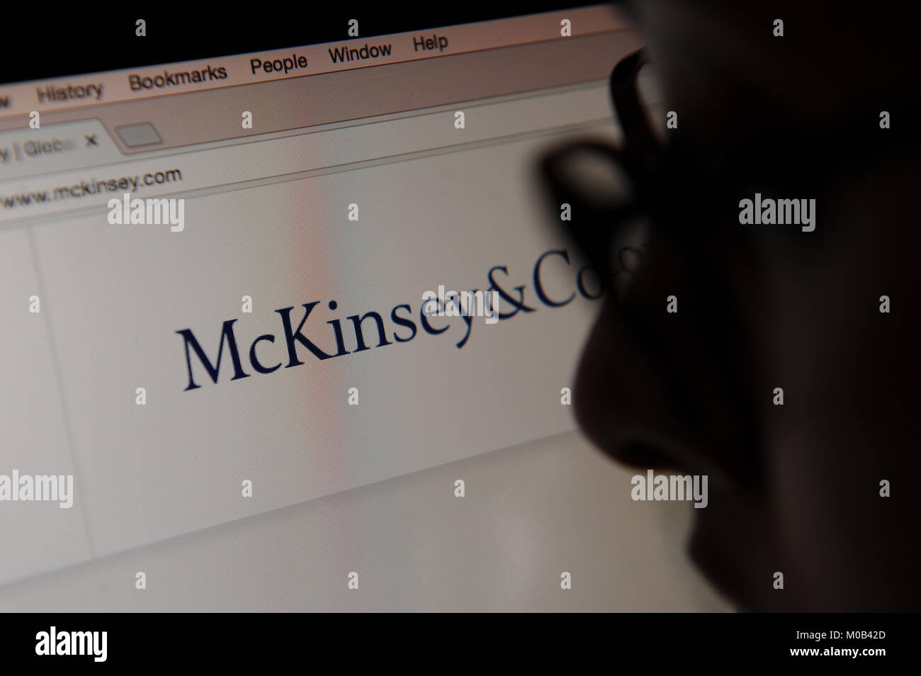 Une femme regarde le site web de McKinsey & Company. Banque D'Images