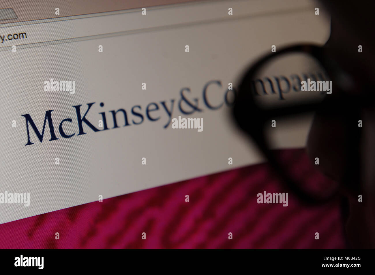 Une femme regarde le site web de McKinsey & Company. Banque D'Images