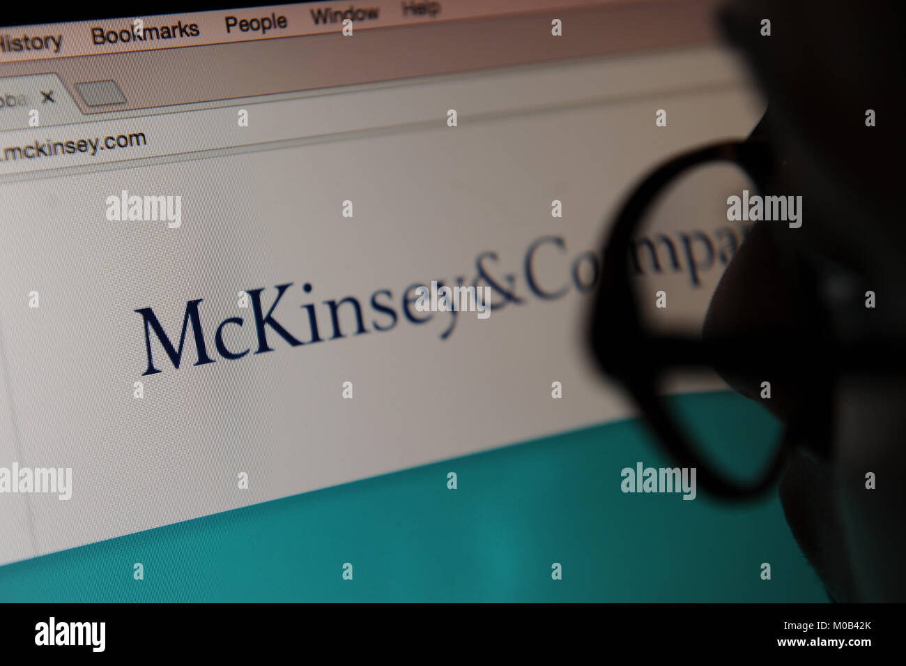 Une femme regarde le site web de McKinsey & Company. Banque D'Images