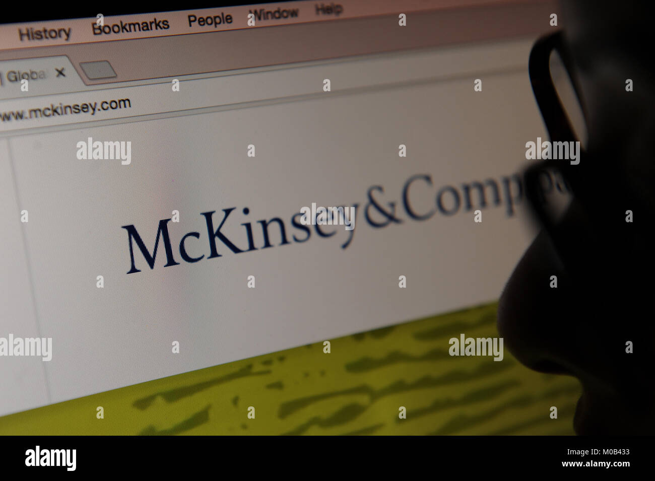 Une femme regarde le site web de McKinsey & Company. Banque D'Images