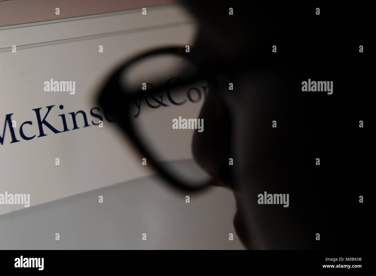 Une femme regarde le site web de McKinsey & Company. Banque D'Images