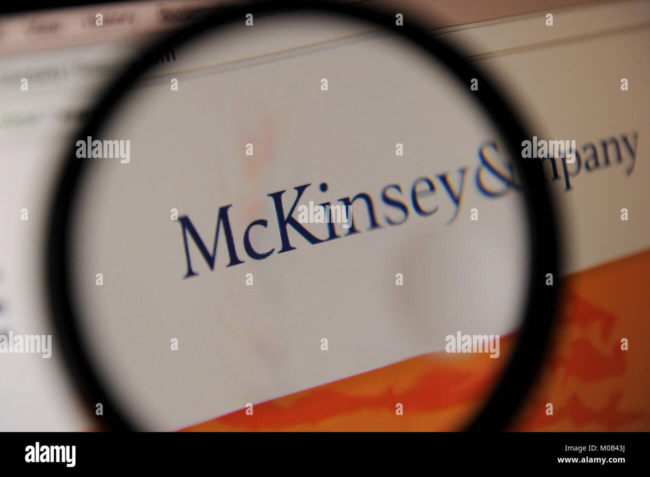 Une femme regarde le site web de McKinsey & Company. Banque D'Images