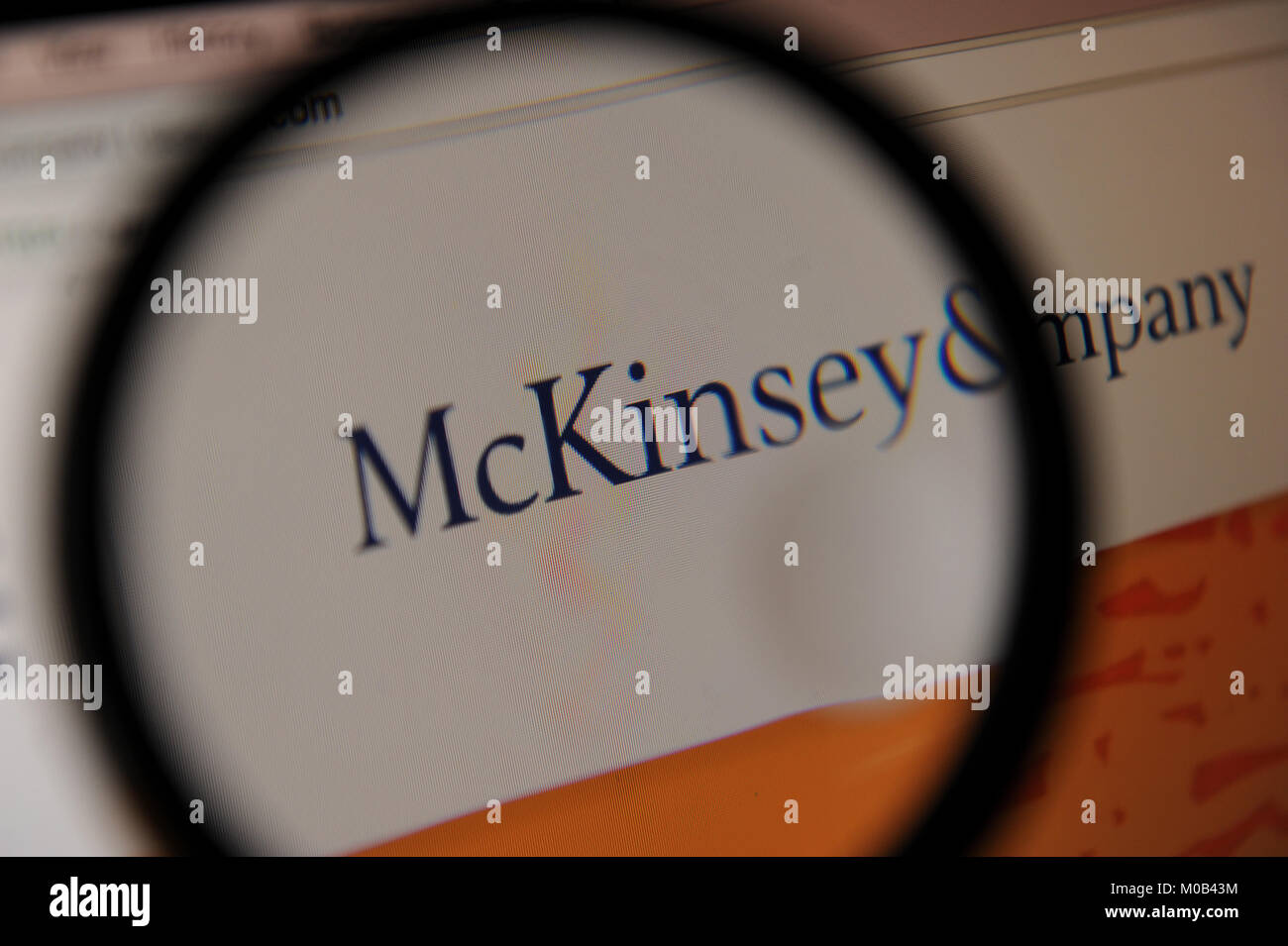 Une femme regarde le site web de McKinsey & Company. Banque D'Images