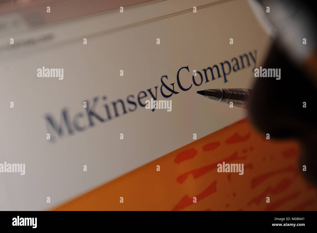 Une femme regarde le site web de McKinsey & Company. Banque D'Images