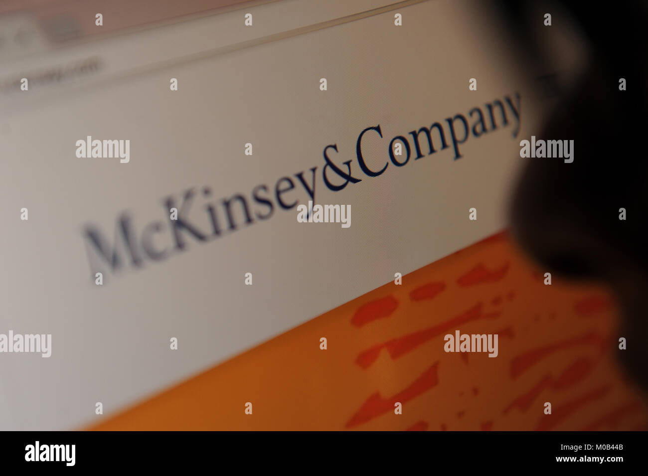 Une femme regarde le site web de McKinsey & Company. Banque D'Images