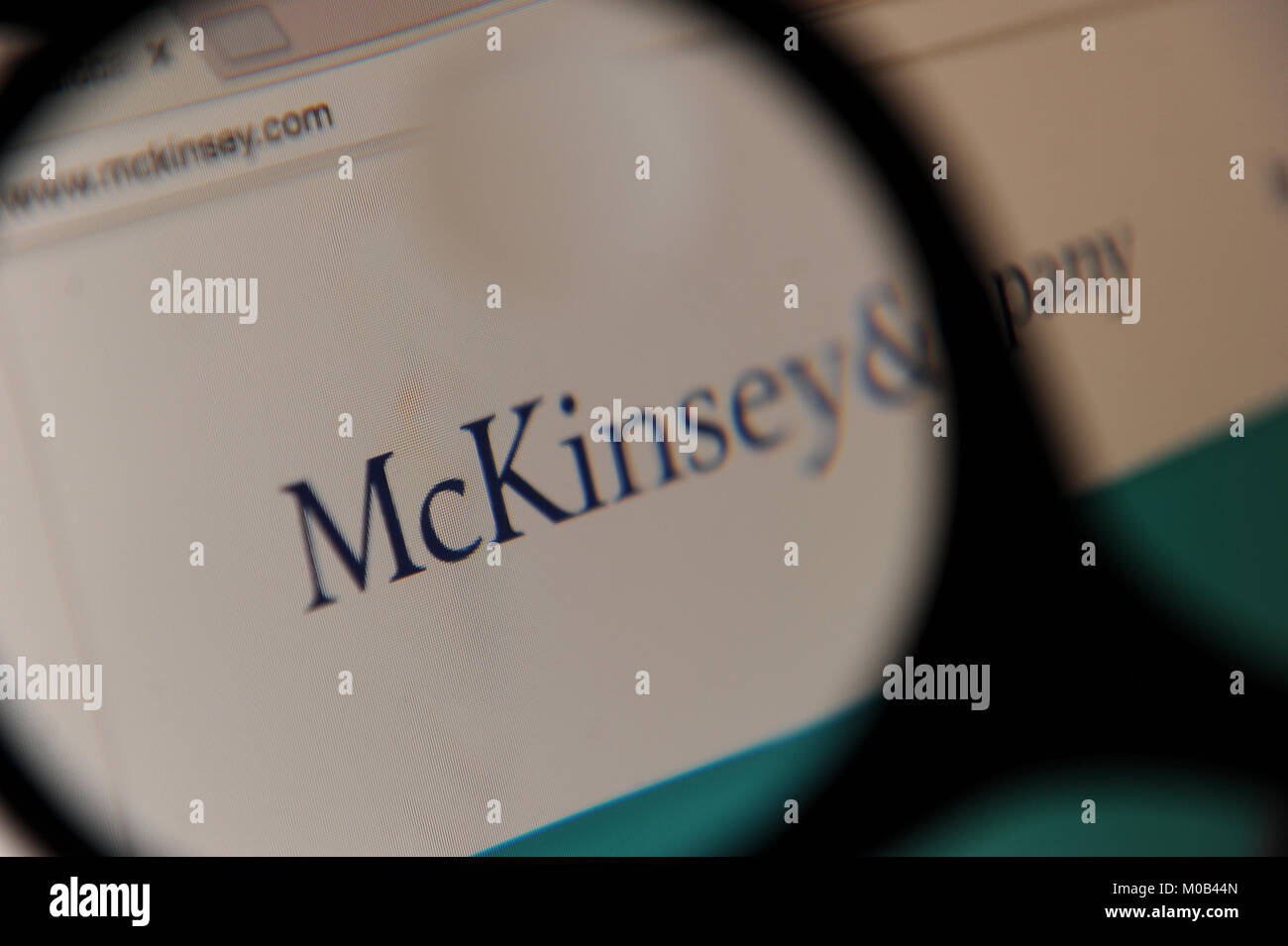 Une femme regarde le site web de McKinsey & Company. Banque D'Images